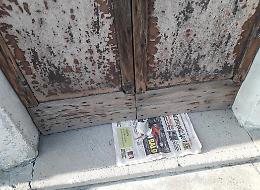 Dopo aver rubato i candelabri si ripresenta e lascia un 'messaggio' sotto la porta