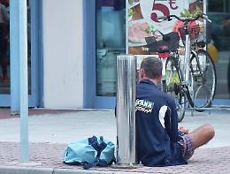 Senza lavoro e casa, costretto a chiedere l'elemosina 