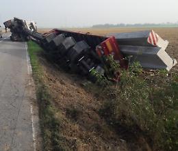 Camion si ribalta lungo la Quinzanese, tragedia sfiorata