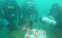 Dopo il salame nello spazio, i sub lo portano negli abissi