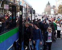 Bus, 'costretti a viaggiare in piedi': rabbia di chi lavora e studia a Milano