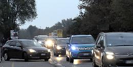 La protesta: «Code continue di automobili con i motori accesi»