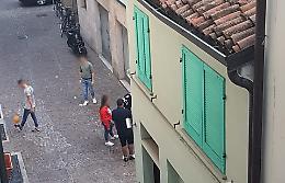 Degrado in vicolo Centauro: 'Difficile contrastare la maleducazione'