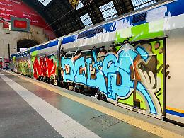 Treno preso di mira dai graffitari, il Vivalto riqualificato era in linea da una settimana