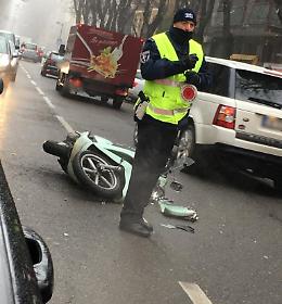 Cade col ciclomotore, lievi ferite per un 25enne