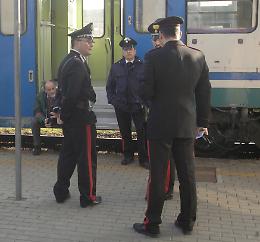Sfodera una scacciacani sul treno, paura a bordo