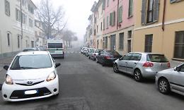 Perde il controllo dell'auto e danneggia tre vetture parcheggiate