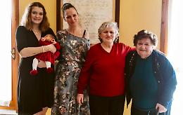 Dalla trisavola alla beb&egrave;, cinque generazioni di donne