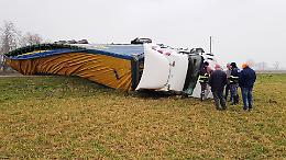  Autoarticolato si ribalta, Sabbionetana 'ostruita' e traffico in tilt