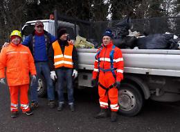 Volontari in azione, scovata discarica di eternit