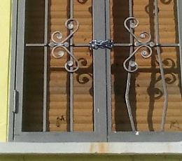 Con il cric sotto la finestra,  ma il padrone di casa si sveglia