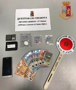 Bloccato mentre cede una dose di coca, in manette 33enne