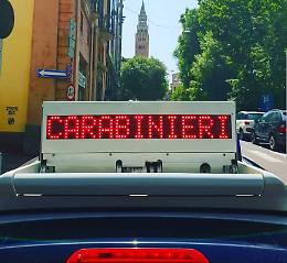 Piazza Roma, minaccia tre minori e li rapina: arrestato 17enne