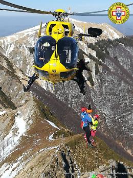 Cade su un sentiero della Val di Fassa, escursionista cremonese in ospedale