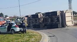 Camion si ribalta a Orzinuovi, 43enne in ospedale