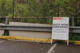 Discarica abusiva, compensato abbandonato nel parcheggio