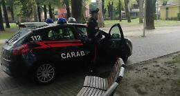 Aggredisce e ferisce due persone, arrestato 18enne