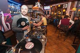 Cremona che balla nella notte del vinile