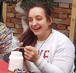 La ragazza disabile che aiuta gli sfortunati diventa Cavaliere