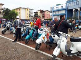 La pioggia non frena il raduno Vespa Club Italia in ricordo di Giorgio Bettinelli
