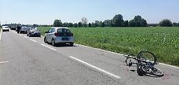 Ciclista travolto da un'auto, 51enne in gravi condizioni