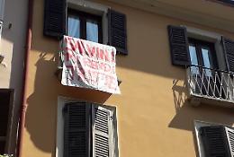 Uno striscione  contro l'arrivo di Matteo Salvini