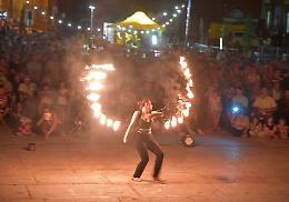 Centinaia di nasi all'ins&ugrave; per la magia dei fuochi