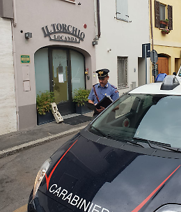 Sfascia la vetrata dell'albergo dov'&egrave; ospite, denunciato 24enne