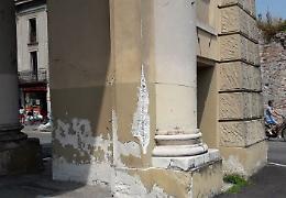 Furgone contro la colonna, danneggiata la storica Porta Serio