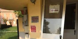 Vandali, abbattuta la porta della palestra: le telecamere riprendono tutto