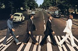 Beatles, i 50 anni di Abbey Road: uno scatto realizzato quasi per caso, la foto diventa leggenda