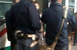 Sul treno senza biglietto,  donna aggredisce poliziotto