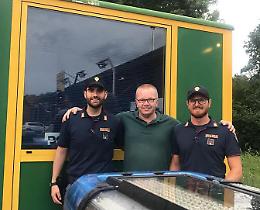 Regala le tende al presidio della polizia stradale