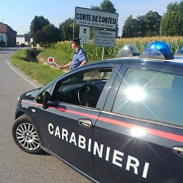 Lei rifiuta di appartarsi in auto, lui la rapina