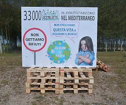 Ambiente, cartelli anti immondizia ai lati della strada