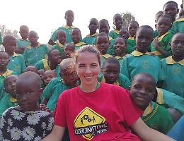 Giulia fra mille bambini: &laquo;una scuola per loro&raquo;