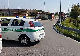 Si ribalta rimorchio, caos traffico sulla Giuseppina