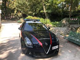 Dà in escandescenze in piazza Roma,  denunciato