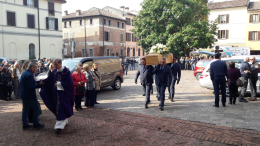 Santini, l'ultimo commosso saluto al manager 55enne