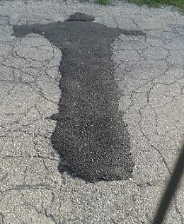 La buca diventa un'opera d'arte tra burla e polemica