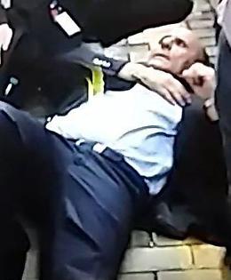 Botte al capotreno: "Deve risarcire"