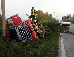 Camion di catrame si ribalta, ferite lievi per un 61enne