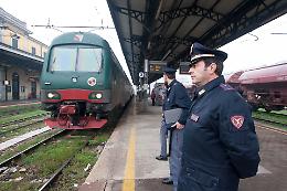 Tronco sui binari e tenta di aggrapparsi al treno in corsa: tragedia sfiorata
