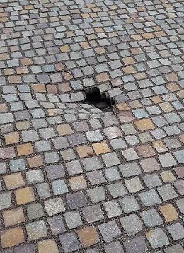 Piazza Garibaldi, cede la nuova pavimentazione in porfido