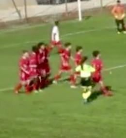 Insulti sessisti all'arbitro 16enne, cacciata la mamma ultrà