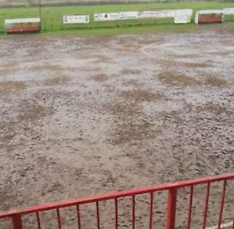 Campo da calcio come un acquitrino, impossibile giocarci