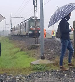 Fumo a bordo del treno per Treviglio, passeggeri via a piedi