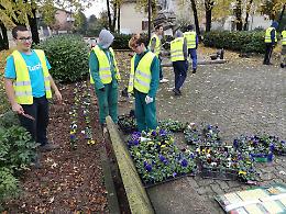Fiori nel parco, in azione i giovani giardinieri dello Stanga