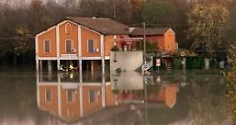 Piena, Ponticello invaso dal Po: in gommone per salvare i gatti