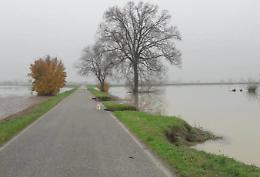 La strada divorata dalla piena